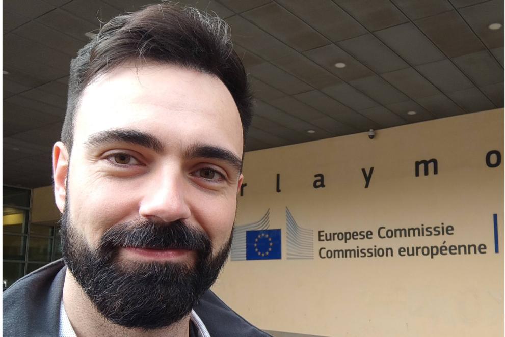 bearded trainee in front of Berlaymont building